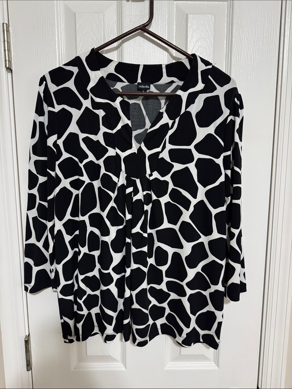 Rafaella size Large Black & White animal print V-neck top